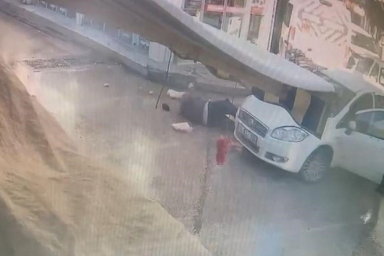 Bursa'da alışveriş sonrası kabus: Yaşlı adam aracın altında kaldı