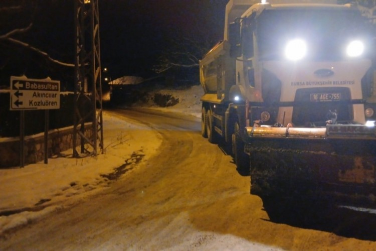 Bursa'da hayat durmadı! 280 mahallede gece g&uuml;nd&uuml;z &ccedil;alıştılar