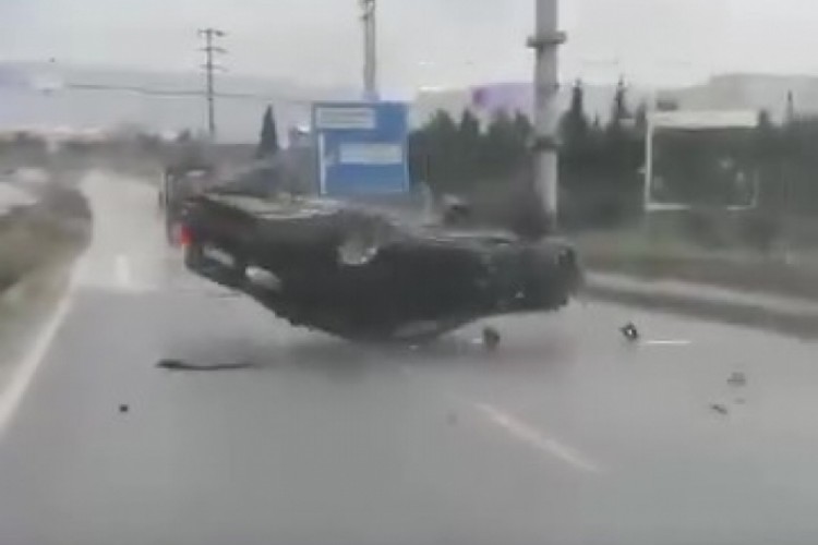 Yağışlı yolda makas attı, tepetaklak oldu...