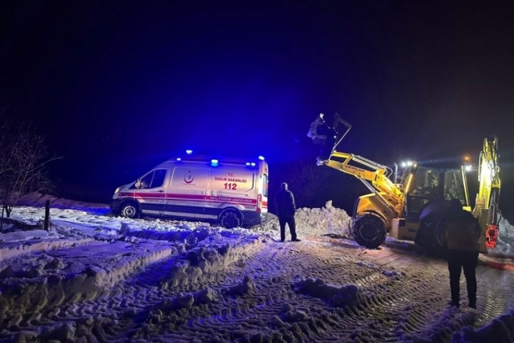 Yolda mahsur kalan ambulansı belediye ekipleri kurtardı