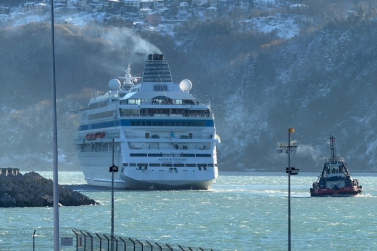 Kruvaziyer kuvvetli fırtına nedeniyle limana yanaşamadı