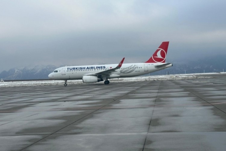 Havalimanına 3 g&uuml;n sonra ilk u&ccedil;ak indi