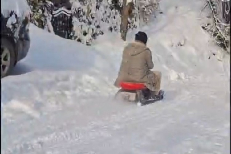 Uludağ'ın eteklerindeki o k&ouml;y kayak pistine d&ouml;nd&uuml;! Yarışma d&uuml;zenlediler...