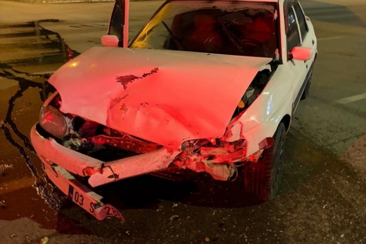 Afyon'da 2 otomobil &ccedil;arpıştı, 4 kişi yaralandı