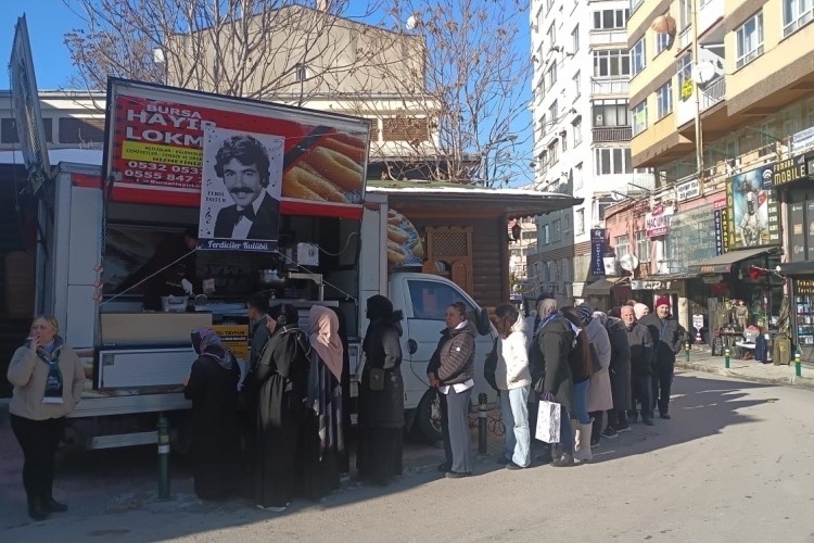 Bursa'da Ferdi Tayfur anısına lokma d&ouml;kt&uuml;r&uuml;ld&uuml;
