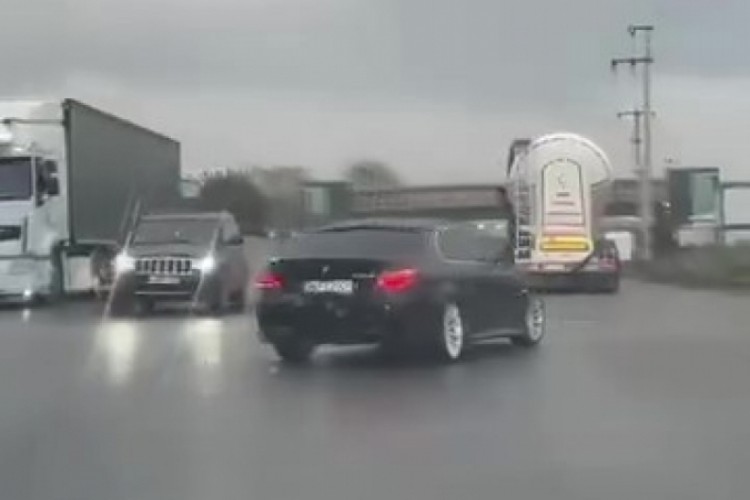 Trafik magandası tepe taklak oldu!
