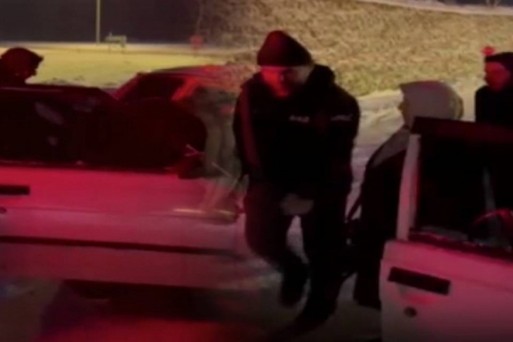 Hastane d&ouml;n&uuml;ş&uuml;nde karla kaplı yolda mahsur kaldılar!