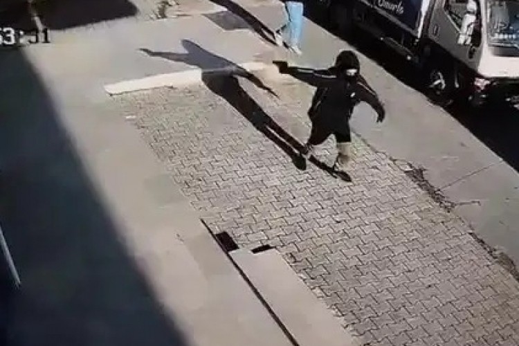 Marketin &ouml;n&uuml;nde dehşet anları: Sadece 14 yaşında...
