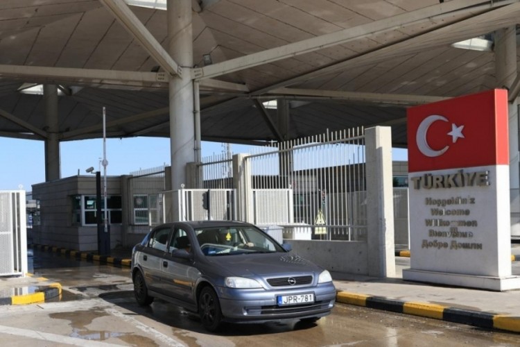 Yabancı plakalı ara&ccedil;ların ge&ccedil;iş &uuml;cretleri g&uuml;mr&uuml;k kapılarında tahsil edilecek