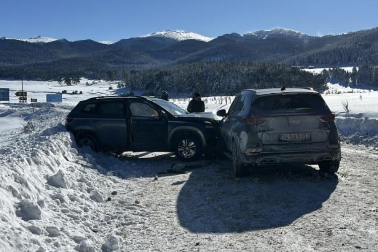 Kartalkaya yolu buz tuttu, ara&ccedil;lar kafa kafaya girdi...