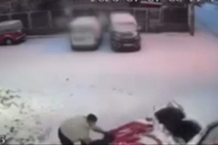 Bursa'da karla kaplı yolda otomobil kaydı, 2 arkadaş aracı durdurdu!