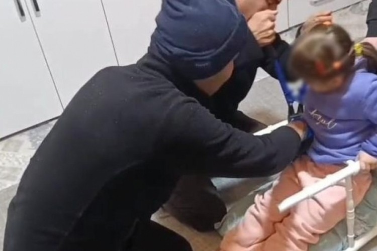 K&uuml;&ccedil;&uuml;k kızın oyunu k&ouml;t&uuml; bitti, yardımına itfaiye koştu