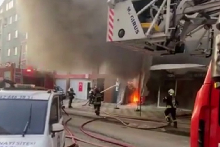 D&uuml;kkan &ouml;n&uuml;nde başlayan yangın ak&uuml;lerin patlamasıyla b&uuml;y&uuml;d&uuml;