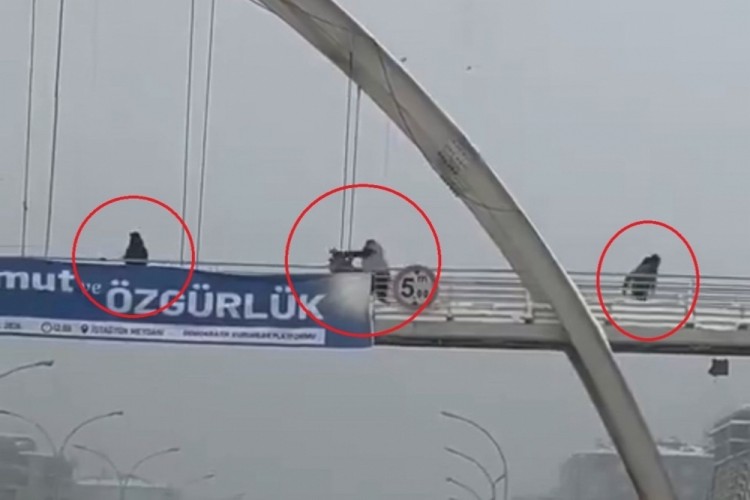 Kar topu attığı iddia edilen &ccedil;ocuklara feci darp! O anlar kamerada...