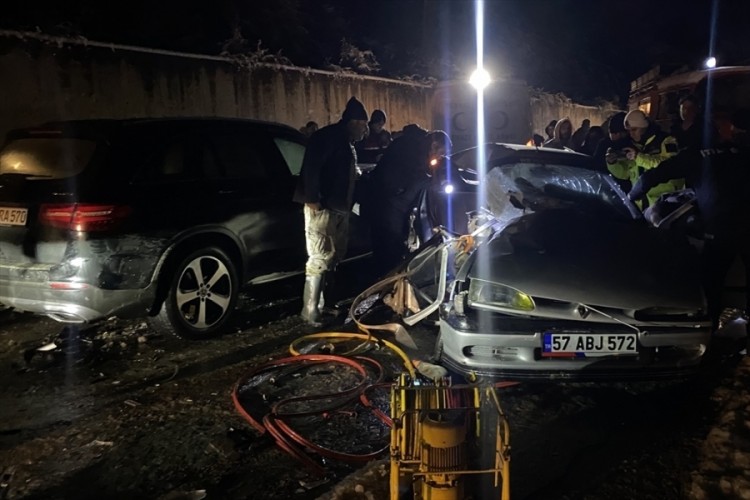 Karşı y&ouml;nden gelen araca &ccedil;arptı, hurdaya d&ouml;nd&uuml;! &Ouml;l&uuml; ve yaralılar var...