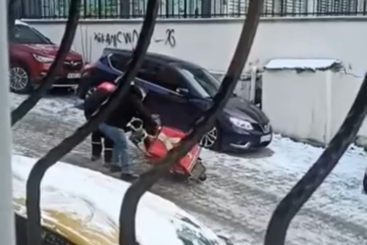 Bursa'da okul &ouml;n&uuml;nde korkutan manzara! Adeta kayak pistine d&ouml;nd&uuml;...
