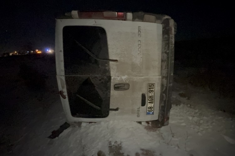 Otomobille &ccedil;arpışan minib&uuml;s şarampole takla attı: 2 yaralı var...