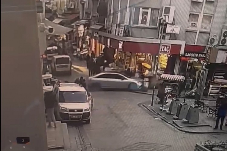 Fren yerine gaza bastı, vatandaşların arasına daldı! O anlar kamerada...