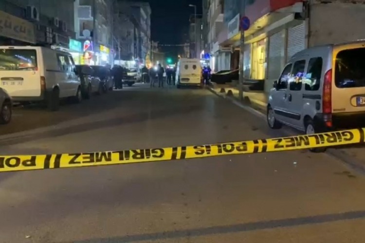 Motosikletli saldırganlar şehrin g&ouml;beğinde ortalığı kana buladı! &Ouml;l&uuml; ve yaralılar var...