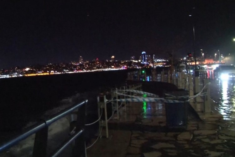 &Uuml;sk&uuml;dar Sahili'nde dev dalgalar oluştu