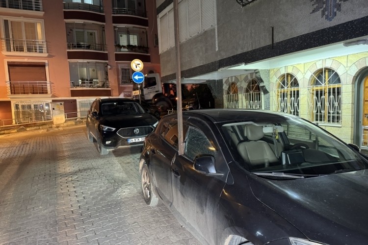 Şiddetli r&uuml;zgar faciaya neden olacaktı: Metrelerce y&uuml;ksekten saplandı...