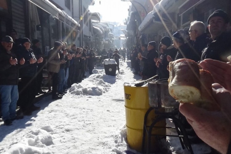 Dondurucu soğuğa rağmen gelenek s&uuml;rd&uuml;r&uuml;lmeye devam ediyor!