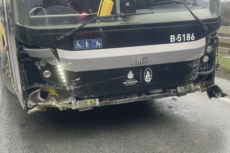 İETT otob&uuml;s&uuml; bariyerlere &ccedil;arptı! Ekipler b&ouml;lgede