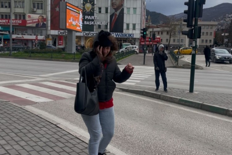 Bursa'da yolda y&uuml;r&uuml;mekte g&uuml;&ccedil;l&uuml;k &ccedil;ektiler!