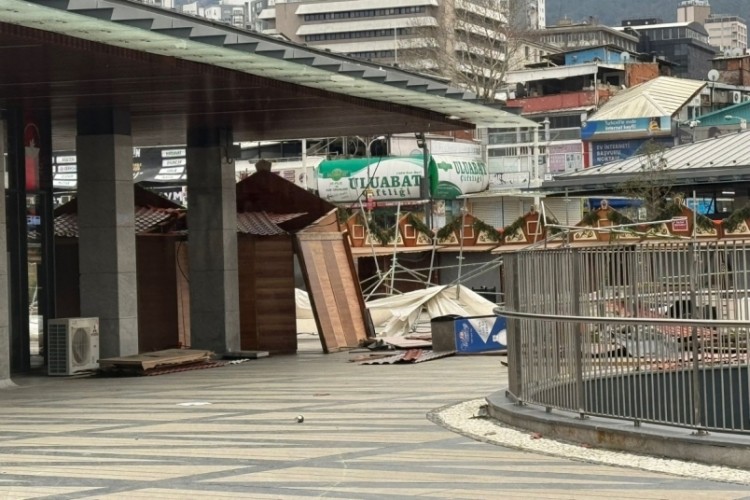 Bursa'da şiddetli lodos! Her yer birbirine karıştı
