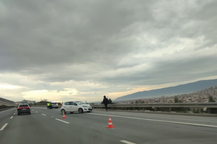 Bursa'da bariyerlere &ccedil;arpan ara&ccedil; ters d&ouml;nd&uuml;!