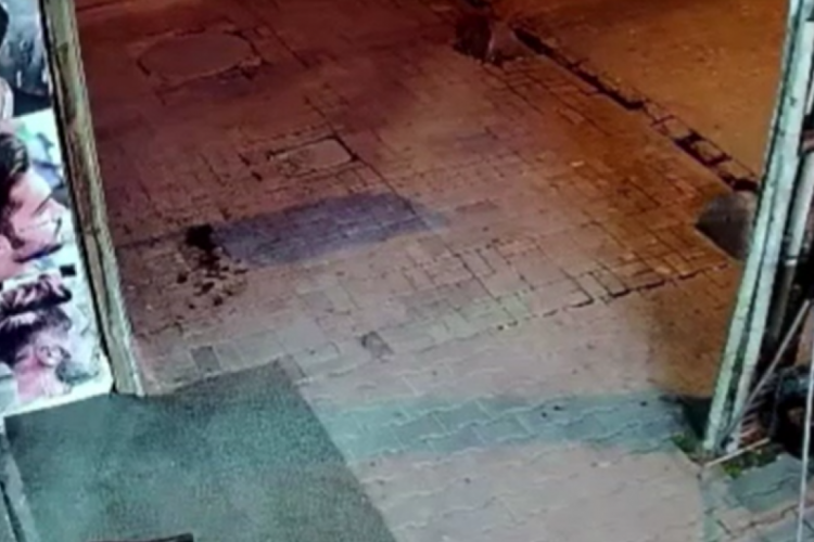 Kaldırımda arkadaşını beklerken canından oldu: Silah sesleri b&ouml;yle kaydedildi...