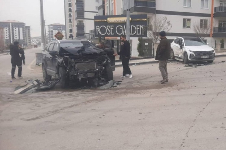 İki otomobil birbirine girdi! Yaralılar var
