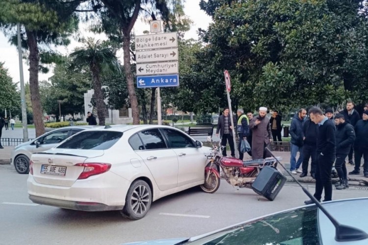 Motosiklet otomobile saplandı