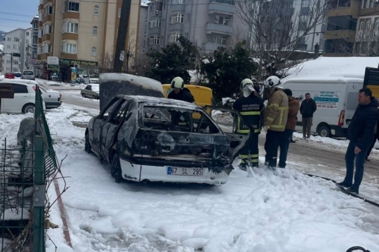 Park halindeki otomobil alev alev yandı