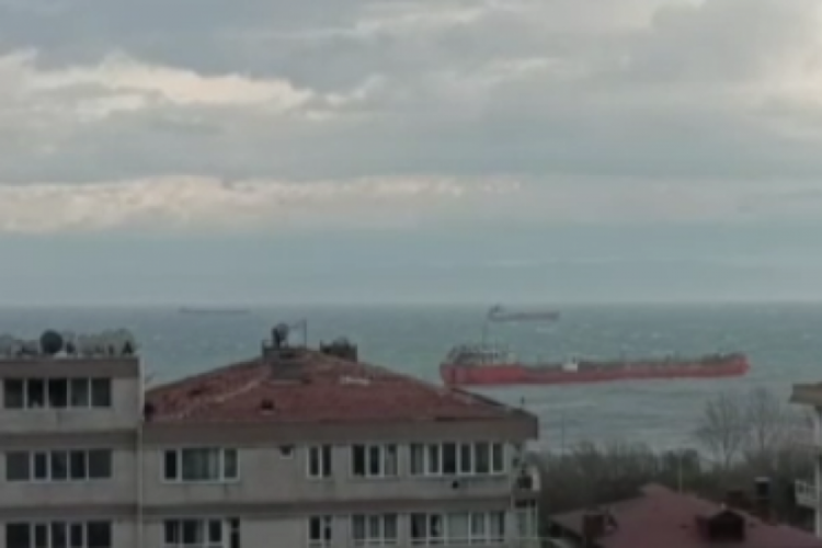 S&uuml;r&uuml;klenen yakıt tankeri kıyıya 30 metre kala durabildi: O anlar kamerada