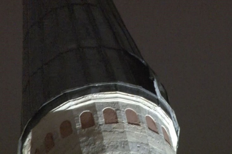 Beyazıt Camii'nin minaresindeki kurşun kaplama lodosta s&ouml;k&uuml;ld&uuml;