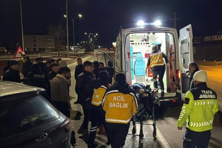Tırla otomobilin &ccedil;arpıştığı kazada 7 kişi yaralandı