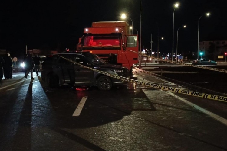 Afyonkarahisar'da tır ile otomobil &ccedil;arpıştı: 1 &ouml;l&uuml;, 6 yaralı