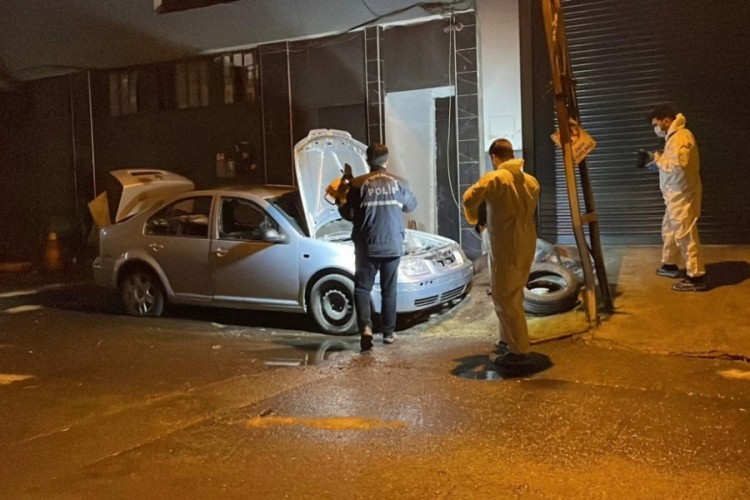 Isınmak i&ccedil;in girdiği otomobilde &ccedil;ıkan yangında feci şekilde can verdi