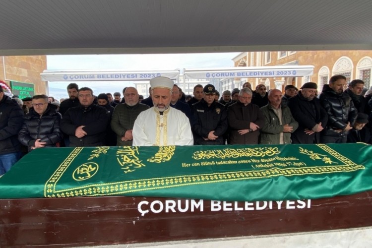 Gazeteci C&uuml;neyt &Ouml;zdemir'in annesi son yolculuğuna uğurlandı