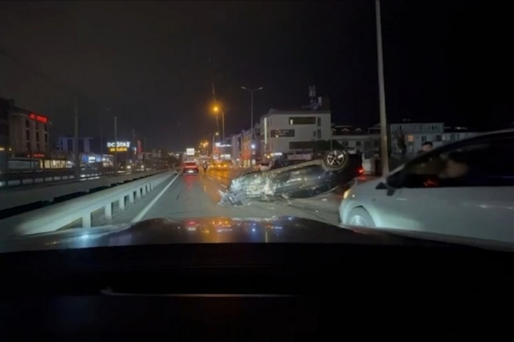 Avcılar'da otomobil 3 araca &ccedil;arpıp ters d&ouml;nd&uuml;!
