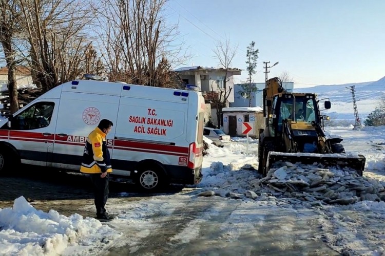 Ekipler ambulansın yolunu a&ccedil;tı, anne ve bebek hastaneye ulaştırıldı