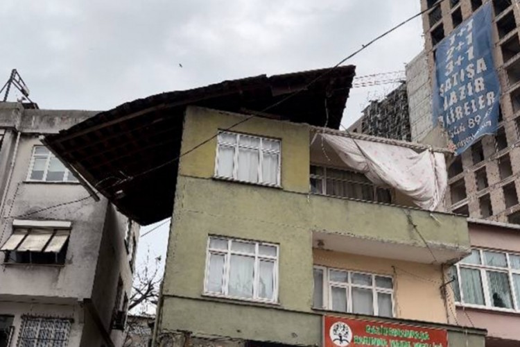Gaziosmanpaşa'da binanın &ccedil;atısı u&ccedil;tu