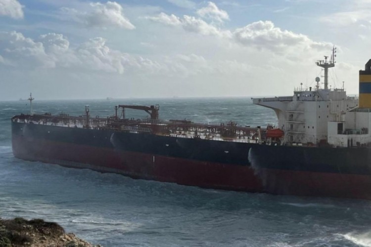 Ham petrol tankeri fırtına nedeniyle karaya oturdu