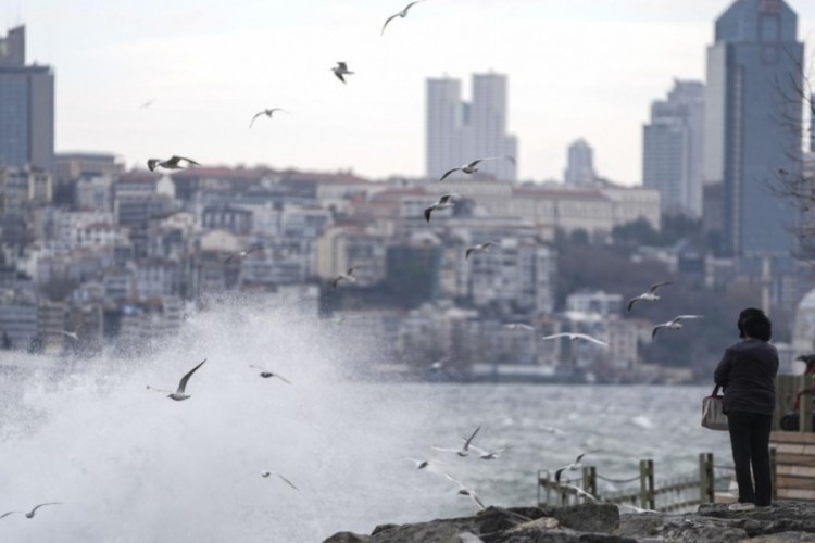 Lodos İstanbul'u teslim aldı
