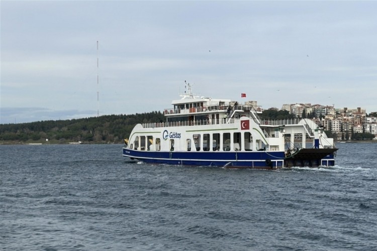 Bozcaada ve G&ouml;k&ccedil;eada'da feribot seferlerine fırtına engeli