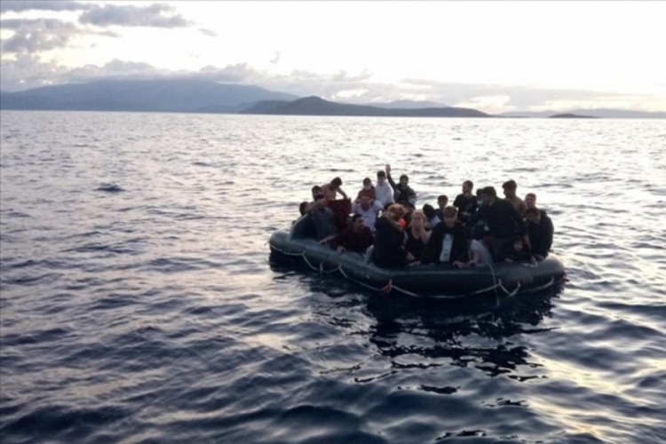 İzmir'de 14 d&uuml;zensiz g&ouml;&ccedil;men yakalandı