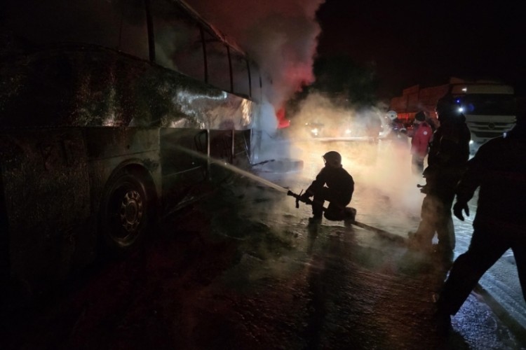 Otoyolda 39 yolcusu bulunan otob&uuml;s alev alev yandı