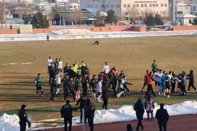 Ma&ccedil; sonu tekme ve yumruklar havada u&ccedil;uştu