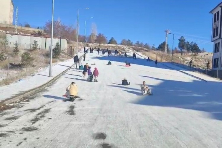 Erzincan'da dondurucu soğuğa rağmen &ccedil;ocukların kızak sevinci